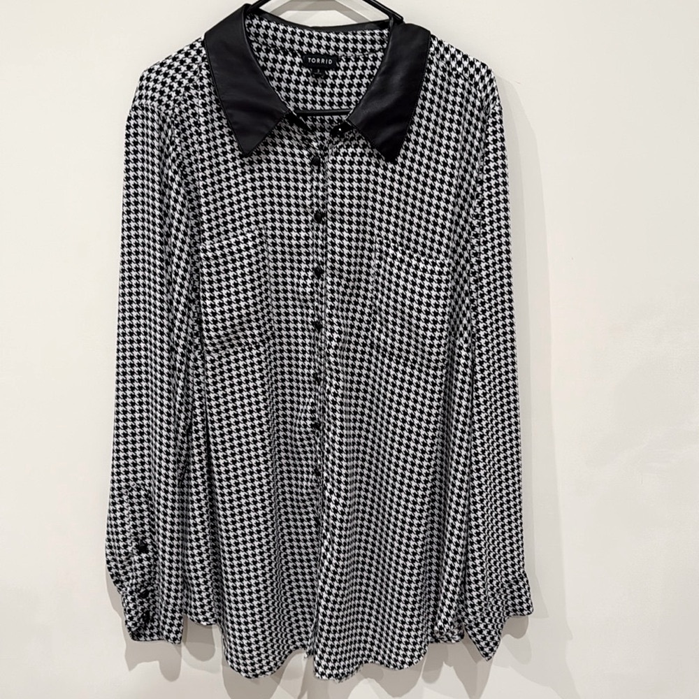 Torrid Black & White Faux Leather Collar Long Sleeve Blouse, Size 3